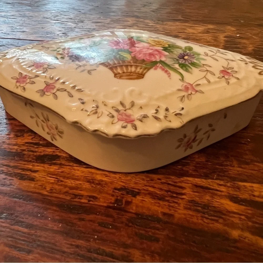 Lipper & Mann vintage Bristol Garden porcelain china trinket/jewelry box.